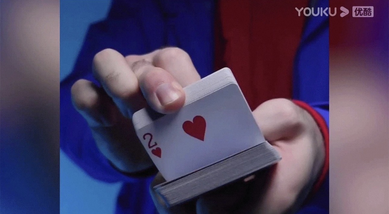 超实用旋转控牌手法The Float Switch by Calen Morelli-镜琛的魔法库